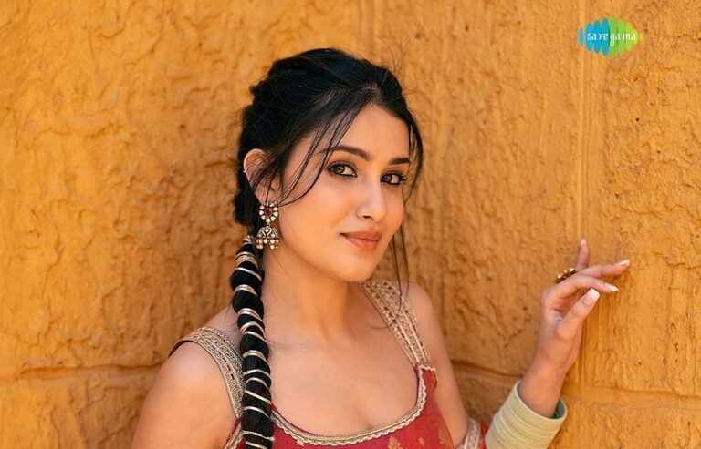 प्रगति नागपाल का ‘इशारे’ म्यूज़िक फैंस के होश उड़ाने को तैयार