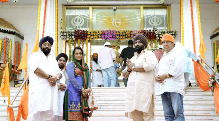 फिल्मी सितारों ने चार बंगला गुरुद्वारे में गुरु नानक को किया नमन