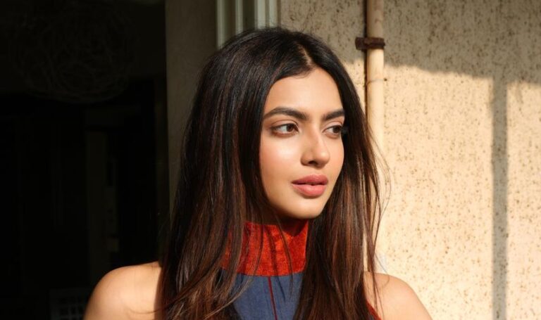 सूरज की सुनहरी किरणों में निखरी काशिका कपूर की दिलकश चमक