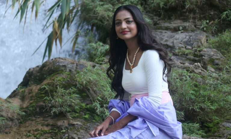 विवादों में फंसी कुंभ वायरल गर्ल मोनालिसा की ‘द डायरी ऑफ मणिपुर’