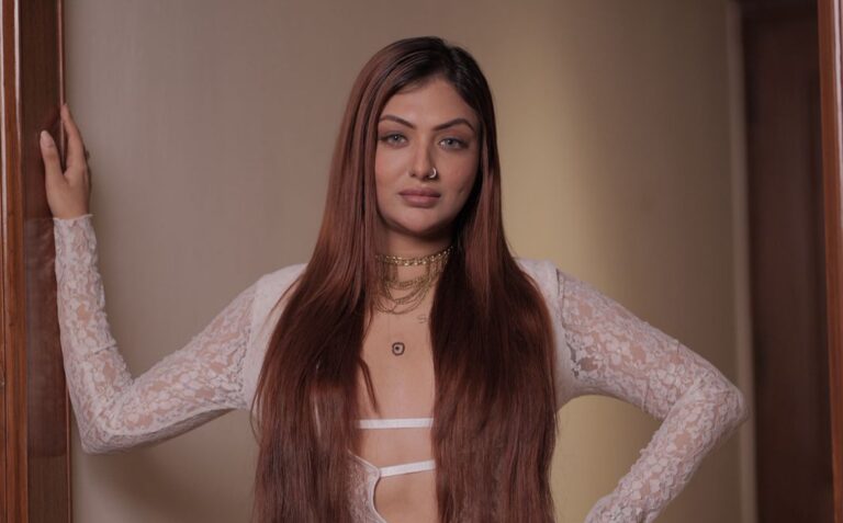 सुर्खियों से सोशल मीडिया तक छाईं खुशी मुखर्जी