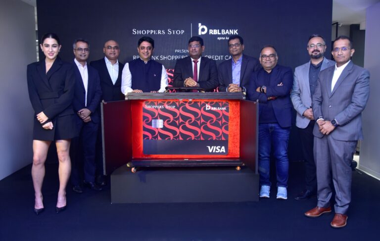 शॉपिंग होगी और भी स्टाइलिश, सारा अली खान ने पेश किए शॉपर्स स्टॉप के नए क्रेडिट कार्ड